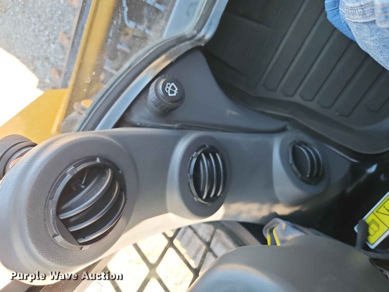 image for item EO8514 2019 Caterpillar 239D tracked skid steer loader