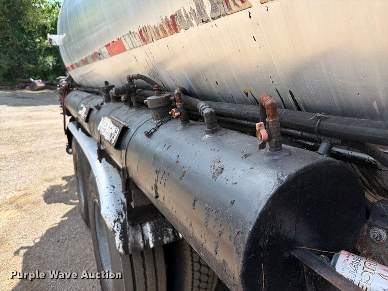 image for item EQ8032 2006 Freightliner Business Class M2 oil distributor truck