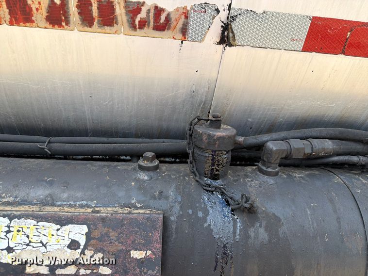 image for item EQ8032 2006 Freightliner Business Class M2 oil distributor truck