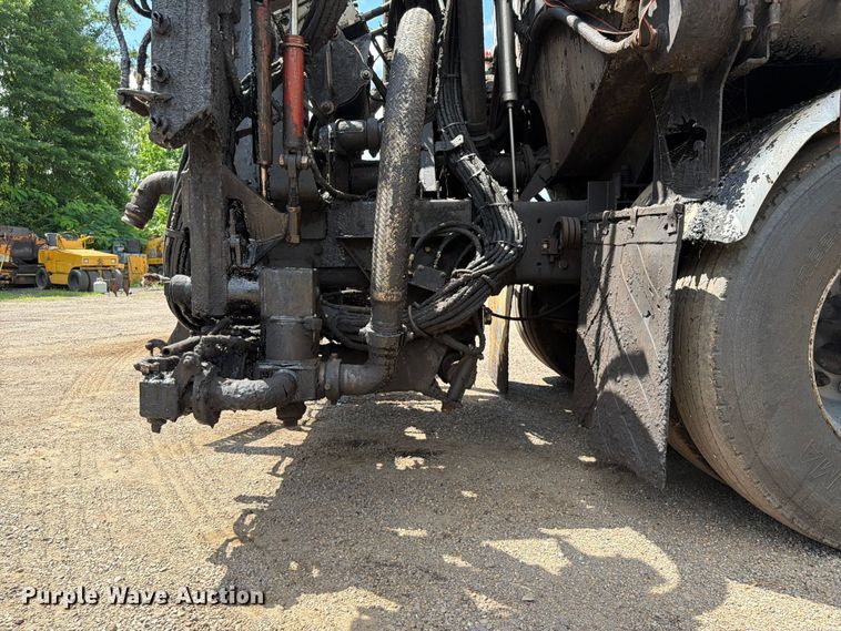 image for item EQ8032 2006 Freightliner Business Class M2 oil distributor truck