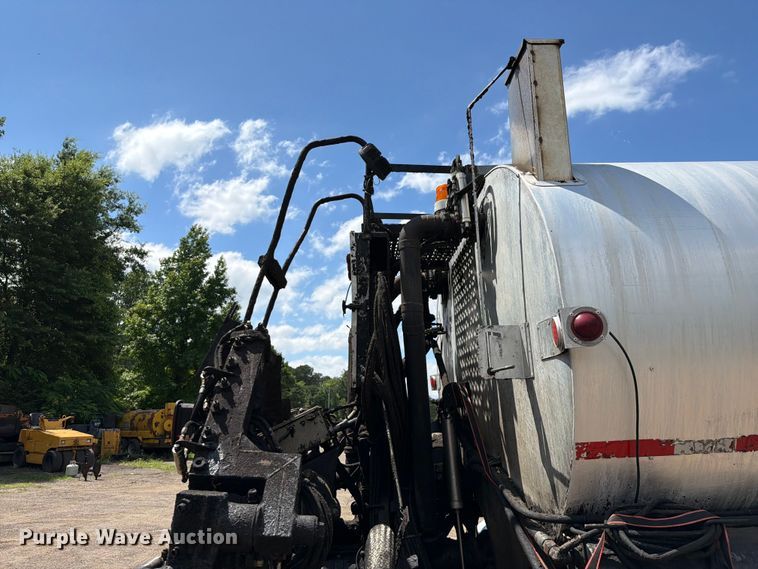 image for item EQ8032 2006 Freightliner Business Class M2 oil distributor truck