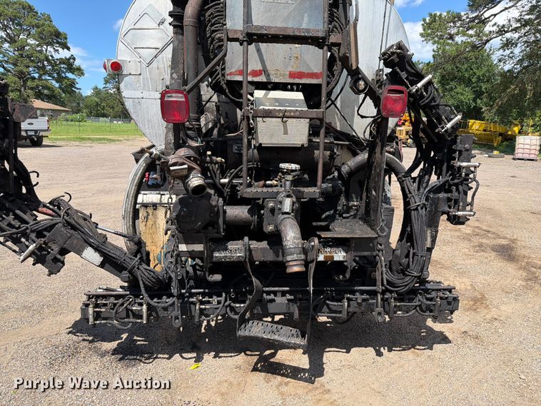 image for item EQ8032 2006 Freightliner Business Class M2 oil distributor truck