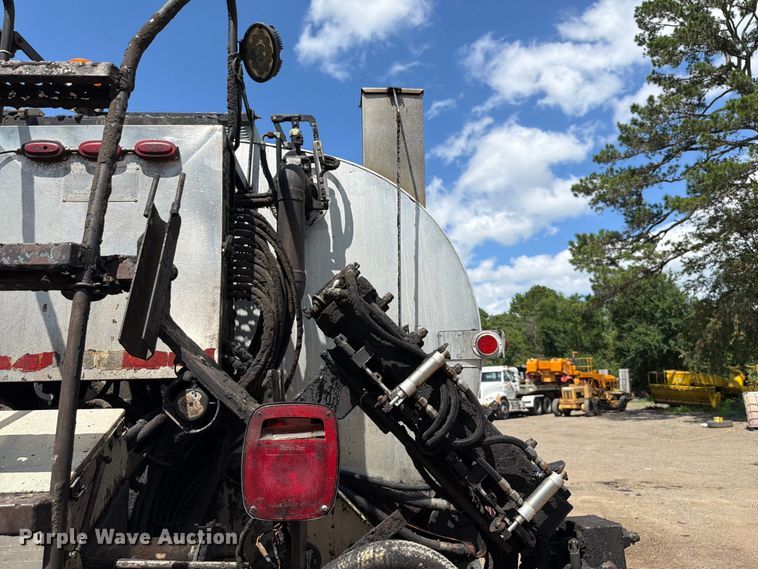 image for item EQ8032 2006 Freightliner Business Class M2 oil distributor truck