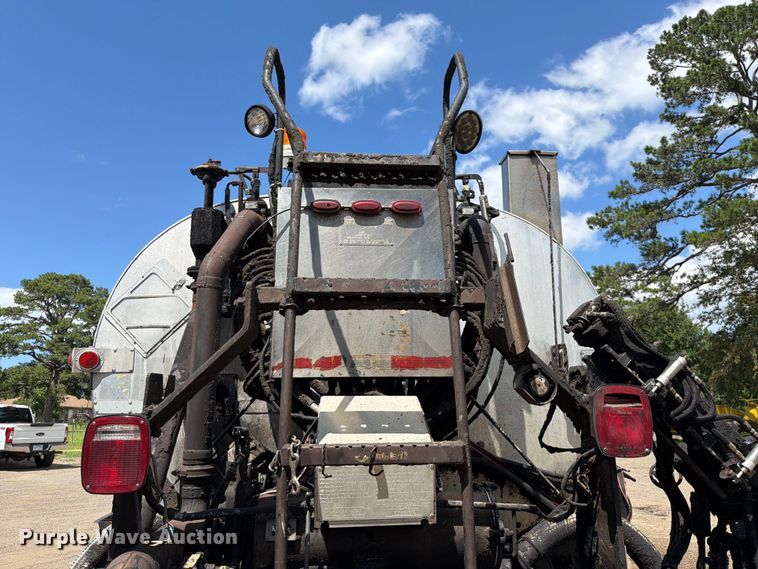 image for item EQ8032 2006 Freightliner Business Class M2 oil distributor truck