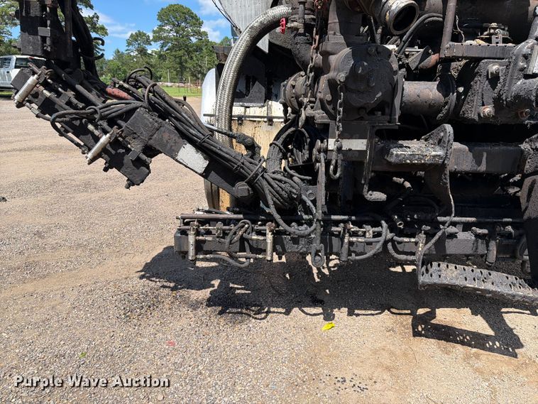 image for item EQ8032 2006 Freightliner Business Class M2 oil distributor truck
