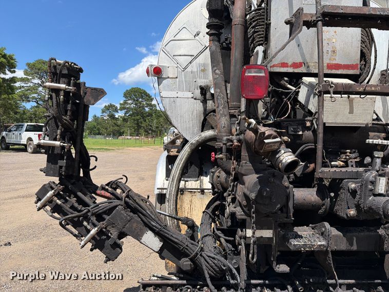 image for item EQ8032 2006 Freightliner Business Class M2 oil distributor truck