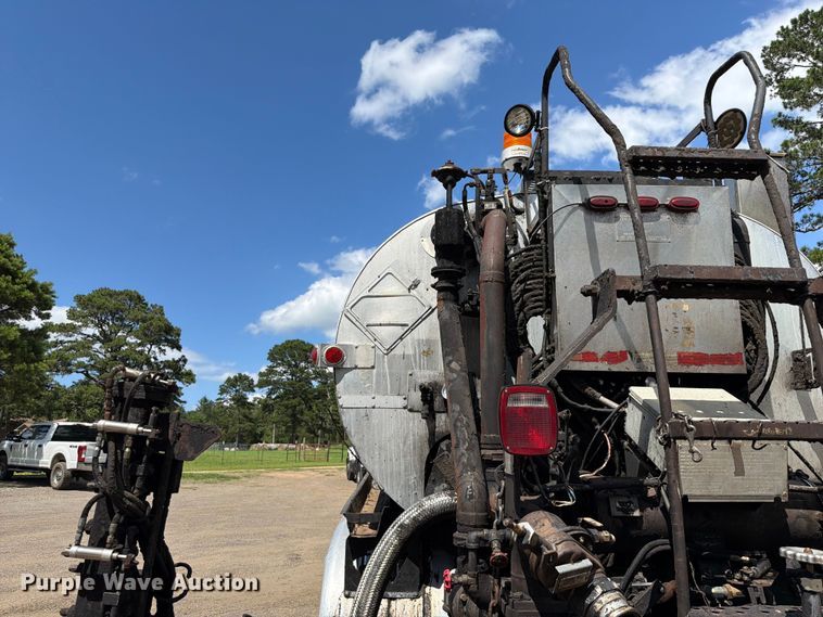 image for item EQ8032 2006 Freightliner Business Class M2 oil distributor truck