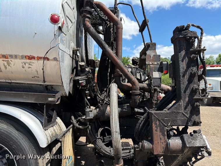 image for item EQ8032 2006 Freightliner Business Class M2 oil distributor truck