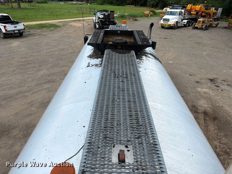 image for item EQ8032 2006 Freightliner Business Class M2 oil distributor truck