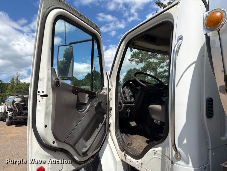 image for item EQ8032 2006 Freightliner Business Class M2 oil distributor truck