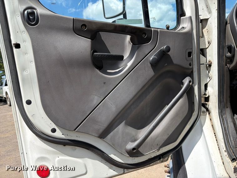 image for item EQ8032 2006 Freightliner Business Class M2 oil distributor truck