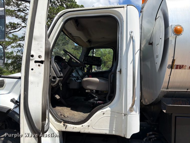 image for item EQ8032 2006 Freightliner Business Class M2 oil distributor truck
