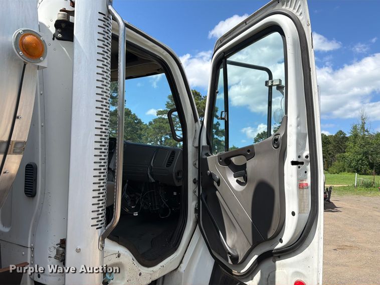 image for item EQ8032 2006 Freightliner Business Class M2 oil distributor truck