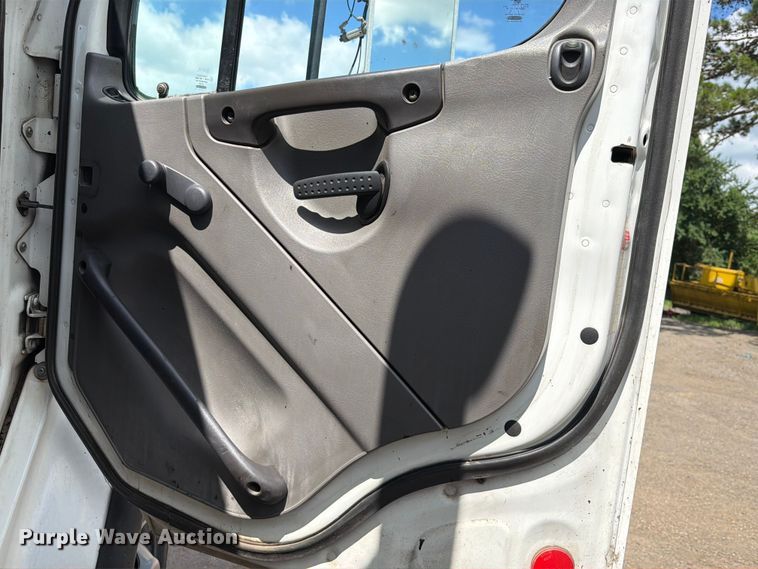 image for item EQ8032 2006 Freightliner Business Class M2 oil distributor truck