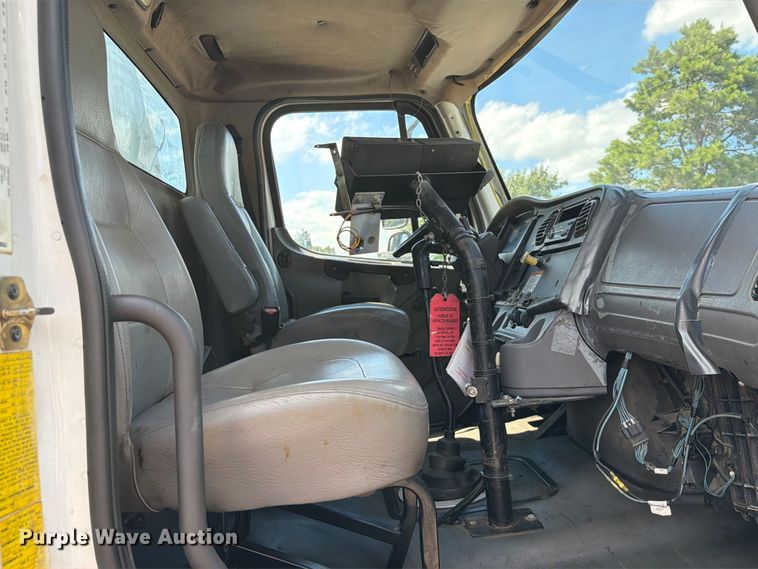 image for item EQ8032 2006 Freightliner Business Class M2 oil distributor truck