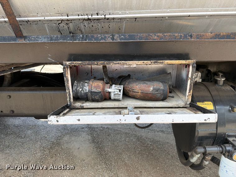 image for item EQ8032 2006 Freightliner Business Class M2 oil distributor truck