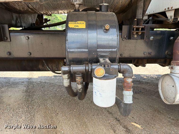 image for item EQ8032 2006 Freightliner Business Class M2 oil distributor truck