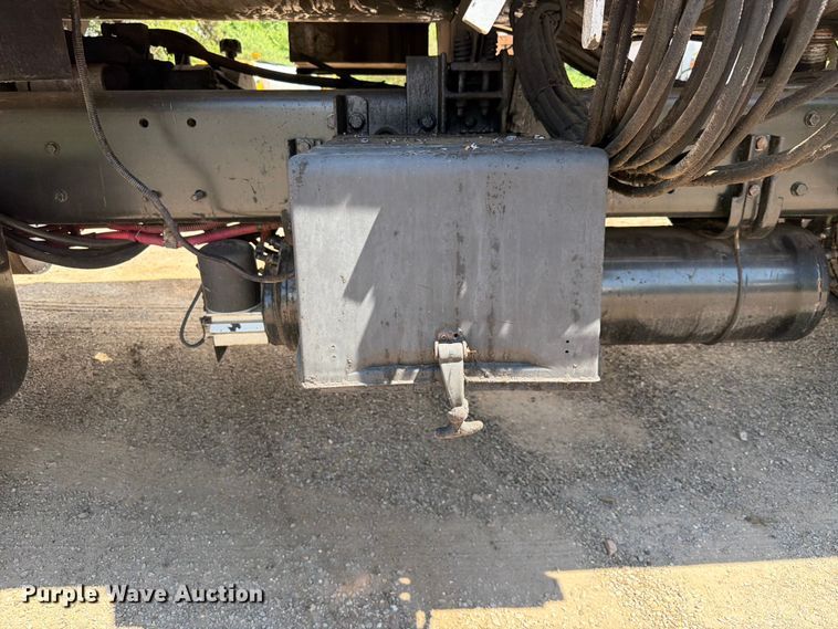 image for item EQ8032 2006 Freightliner Business Class M2 oil distributor truck