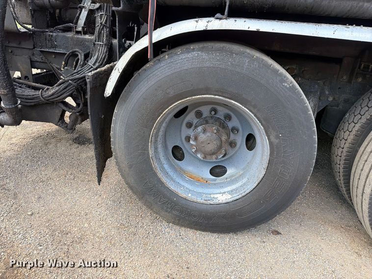 image for item EQ8032 2006 Freightliner Business Class M2 oil distributor truck