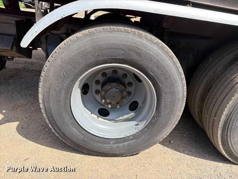 image for item EQ8032 2006 Freightliner Business Class M2 oil distributor truck