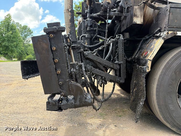 image for item EQ8033 1999 GMC C7500 oil distributor truck
