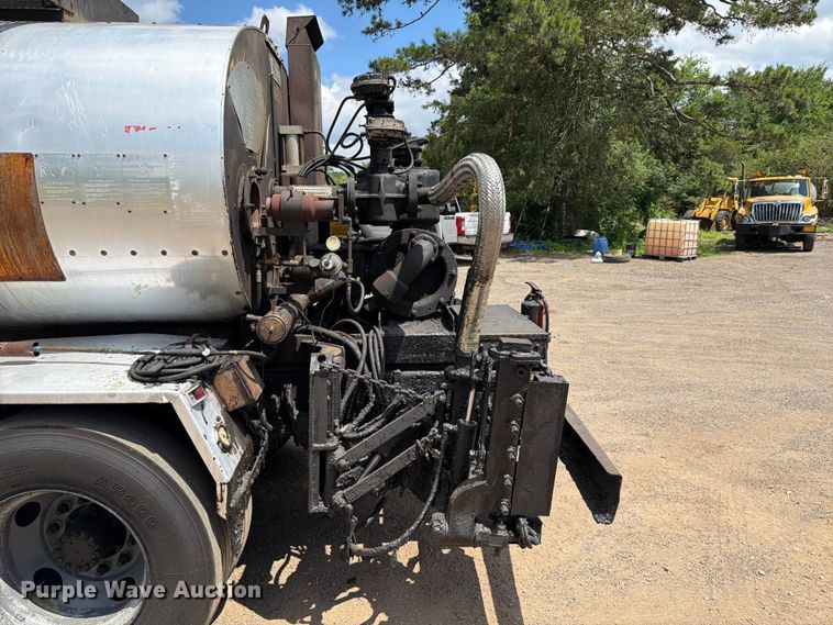 image for item EQ8033 1999 GMC C7500 oil distributor truck