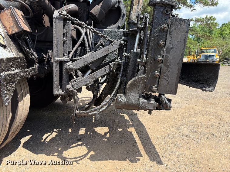 image for item EQ8033 1999 GMC C7500 oil distributor truck