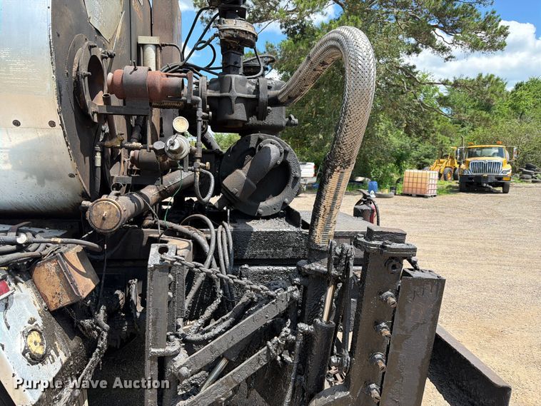 image for item EQ8033 1999 GMC C7500 oil distributor truck
