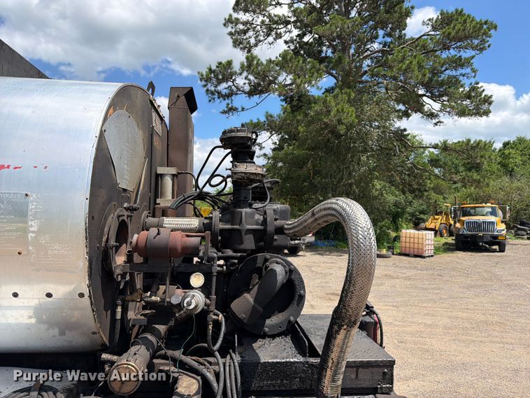 image for item EQ8033 1999 GMC C7500 oil distributor truck