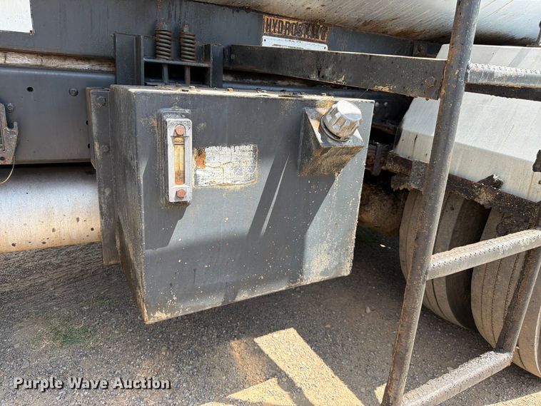 image for item EQ8033 1999 GMC C7500 oil distributor truck