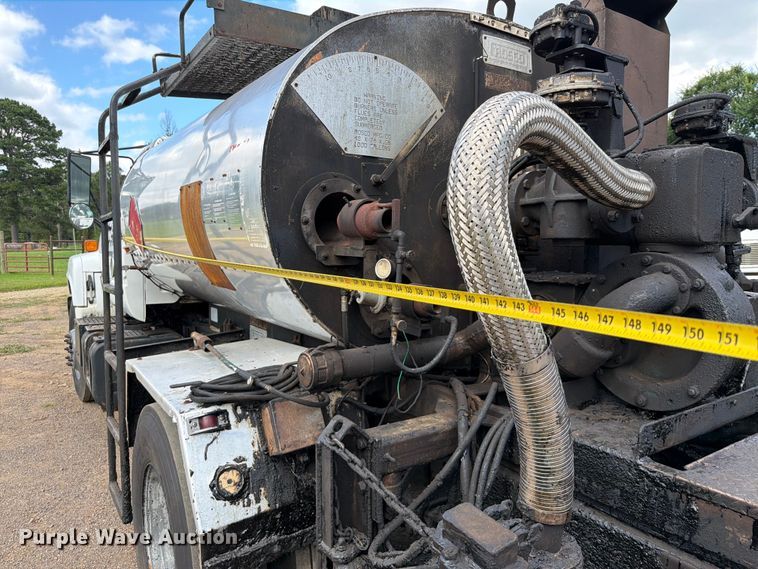 image for item EQ8033 1999 GMC C7500 oil distributor truck