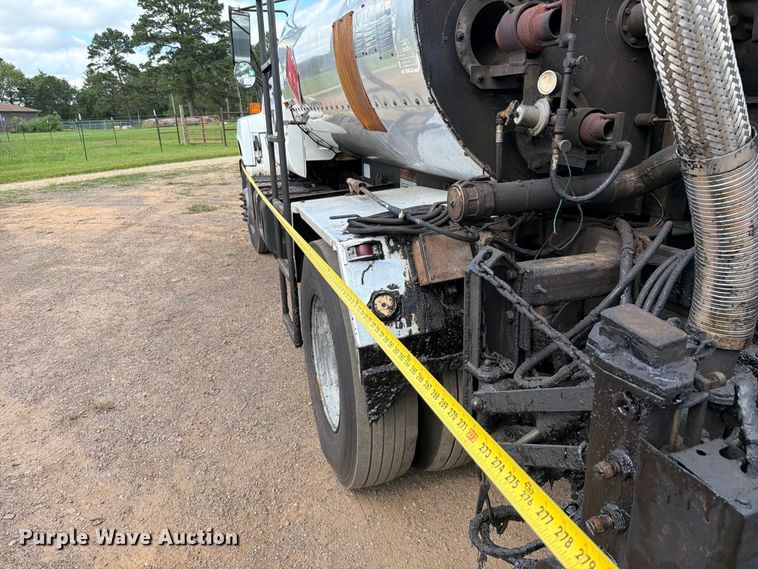 image for item EQ8033 1999 GMC C7500 oil distributor truck