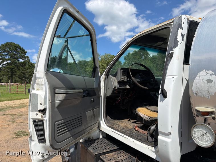 image for item EQ8033 1999 GMC C7500 oil distributor truck