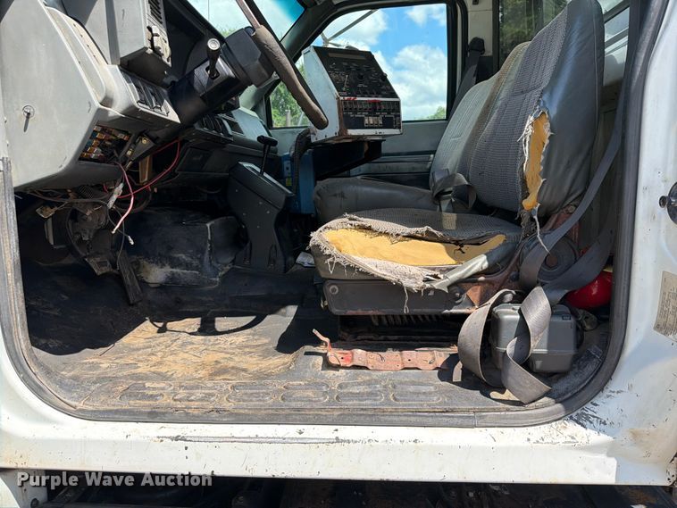 image for item EQ8033 1999 GMC C7500 oil distributor truck