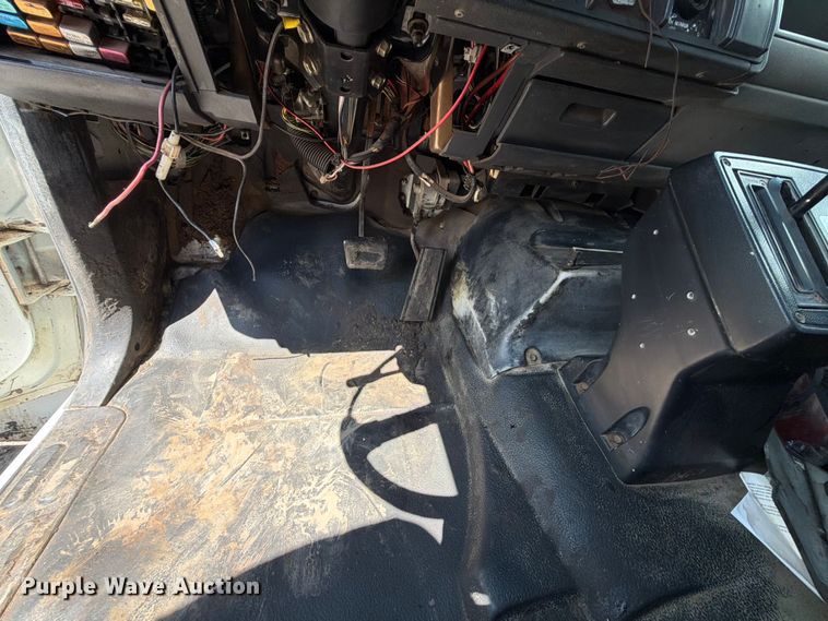 image for item EQ8033 1999 GMC C7500 oil distributor truck