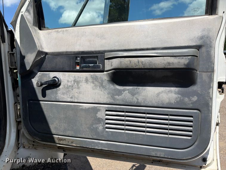 image for item EQ8033 1999 GMC C7500 oil distributor truck