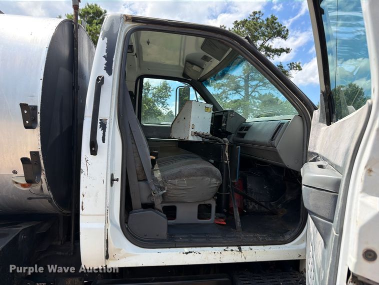 image for item EQ8033 1999 GMC C7500 oil distributor truck