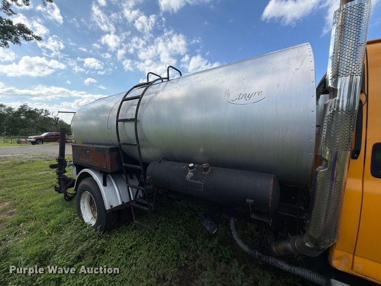 image for item EQ8036 2004 Chevrolet C7500 oil distributor truck