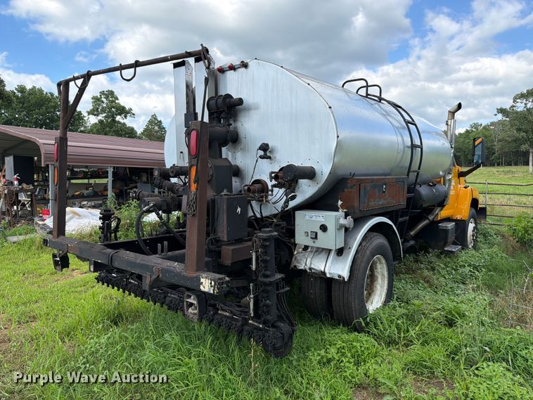 image for item EQ8036 2004 Chevrolet C7500 oil distributor truck