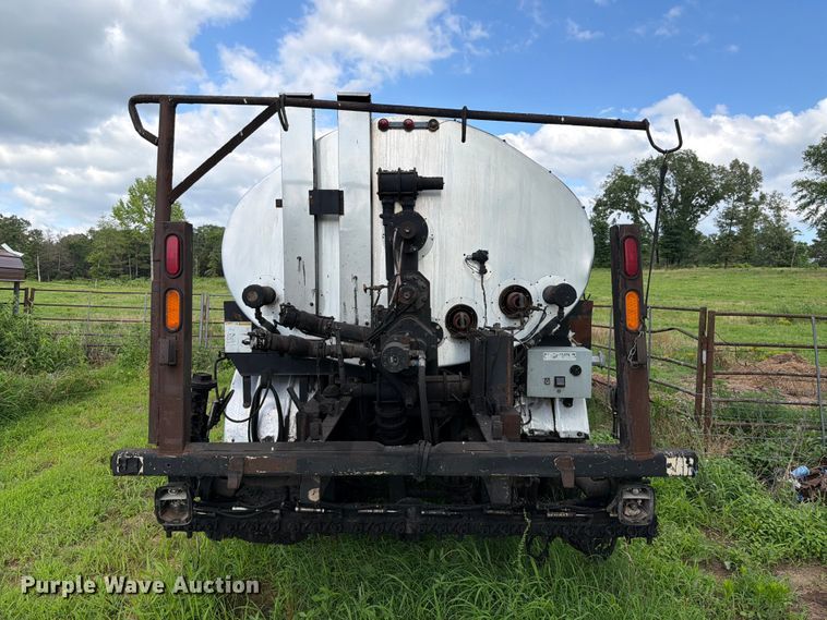 image for item EQ8036 2004 Chevrolet C7500 oil distributor truck