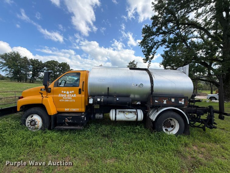 image for item EQ8036 2004 Chevrolet C7500 oil distributor truck