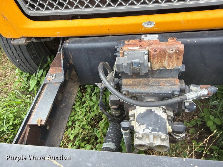 image for item EQ8036 2004 Chevrolet C7500 oil distributor truck