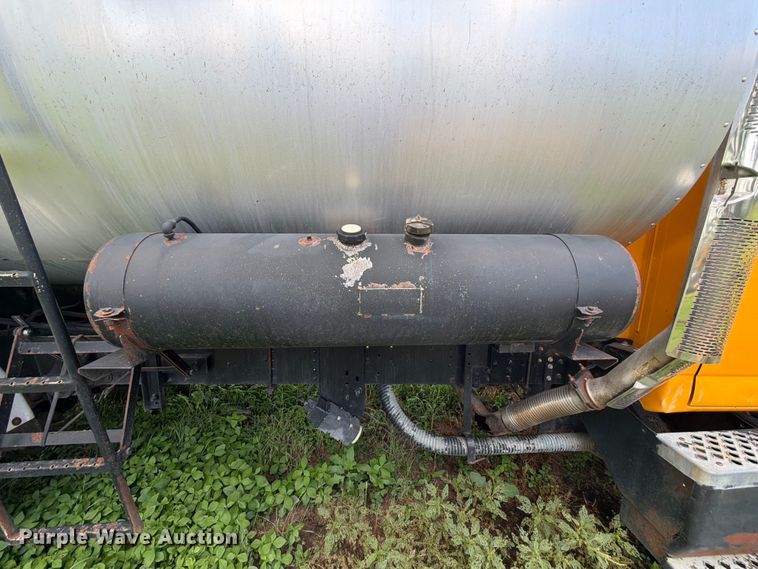 image for item EQ8036 2004 Chevrolet C7500 oil distributor truck