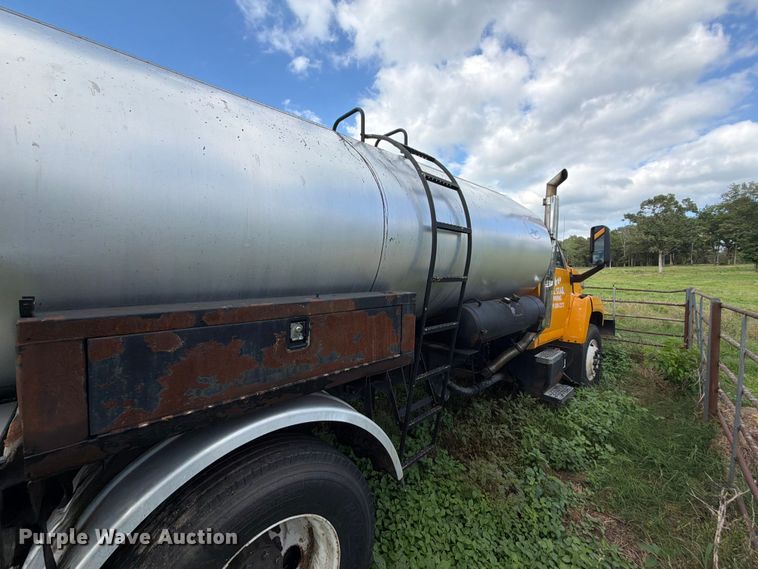 image for item EQ8036 2004 Chevrolet C7500 oil distributor truck