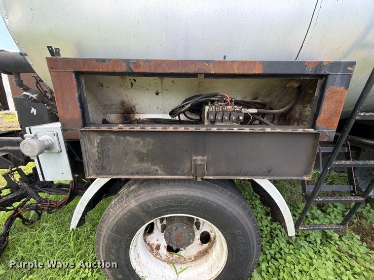 image for item EQ8036 2004 Chevrolet C7500 oil distributor truck