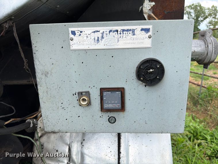 image for item EQ8036 2004 Chevrolet C7500 oil distributor truck