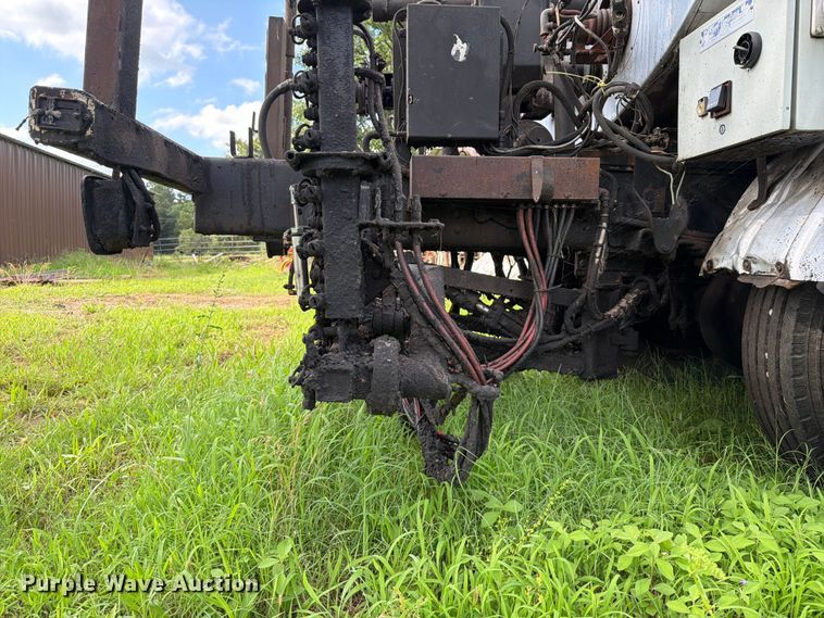 image for item EQ8036 2004 Chevrolet C7500 oil distributor truck