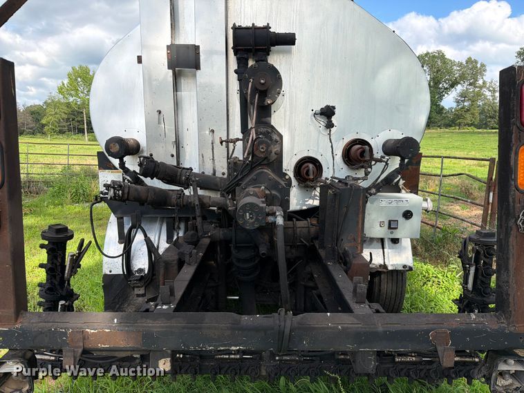 image for item EQ8036 2004 Chevrolet C7500 oil distributor truck