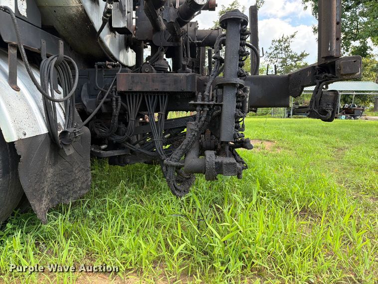 image for item EQ8036 2004 Chevrolet C7500 oil distributor truck