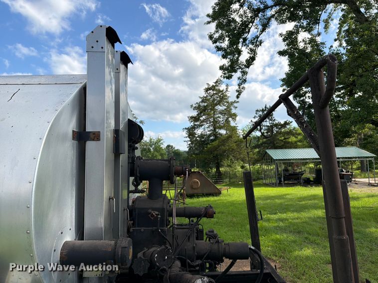 image for item EQ8036 2004 Chevrolet C7500 oil distributor truck